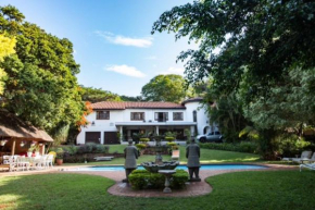 Burleigh Villa 7 Bedrooms & 6 Bathrooms
